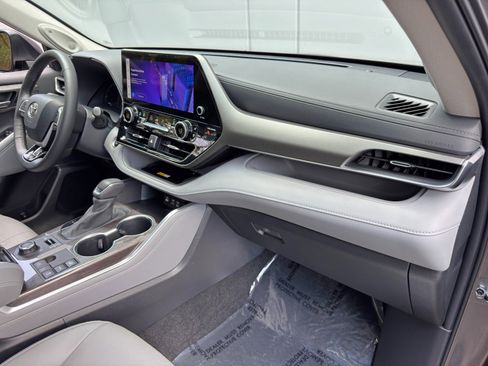 Used 2024 Toyota Highlander Limited AWD/4WD image 15