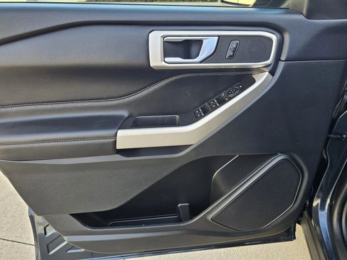 Used 2023 Ford Explorer XLT image 9
