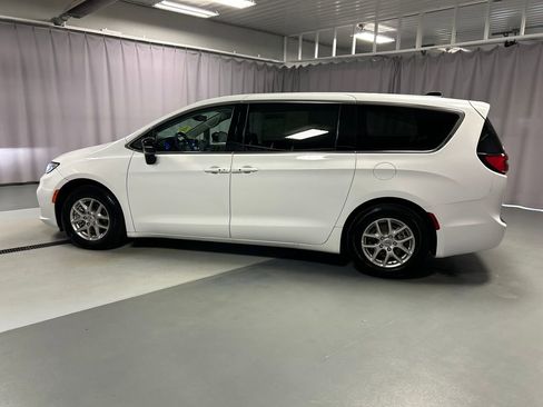 Used 2024 Chrysler Pacifica Touring-L FWD image 4