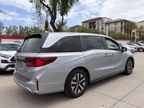Used 2025 Honda Odyssey EX-L image 2