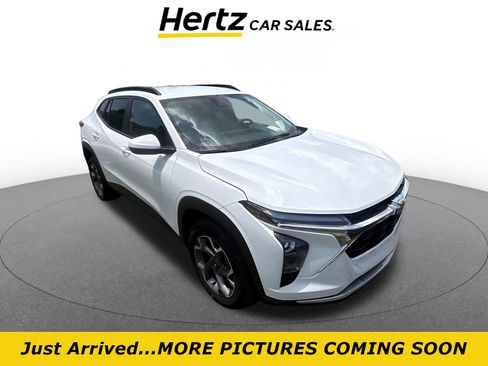 Used 2025 Chevrolet Trax LT FWD image 1