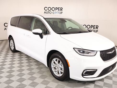 Used 2023 Chrysler Pacifica Touring-L FWD image 1