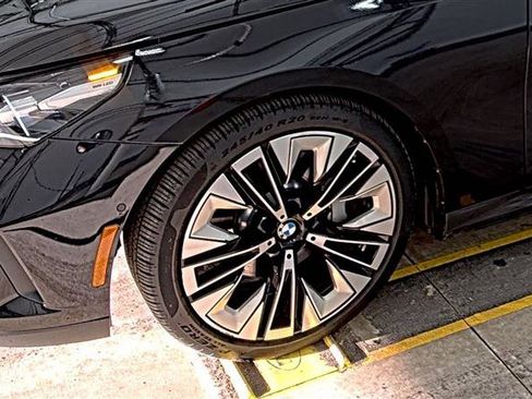 Used 2025 BMW 530i xDrive w/ Premium Package image 17