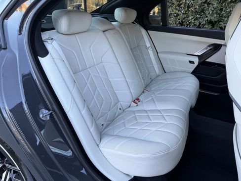 Used 2023 BMW 760i xDrive w/ Executive Package image 37