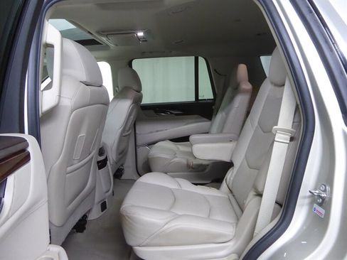 Used 2016 Cadillac Escalade Luxury AWD/4WD image 27