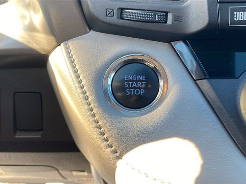 Used 2018 Toyota RAV4 Limited image 29