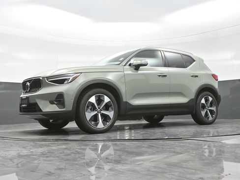 Used 2025 Volvo XC40 B5 Plus image 19