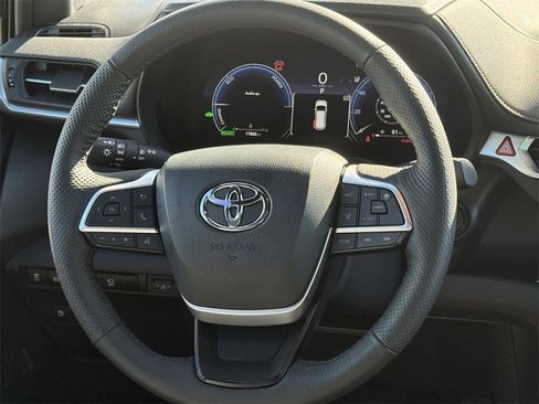 Used 2025 Toyota Sienna Platinum image 9