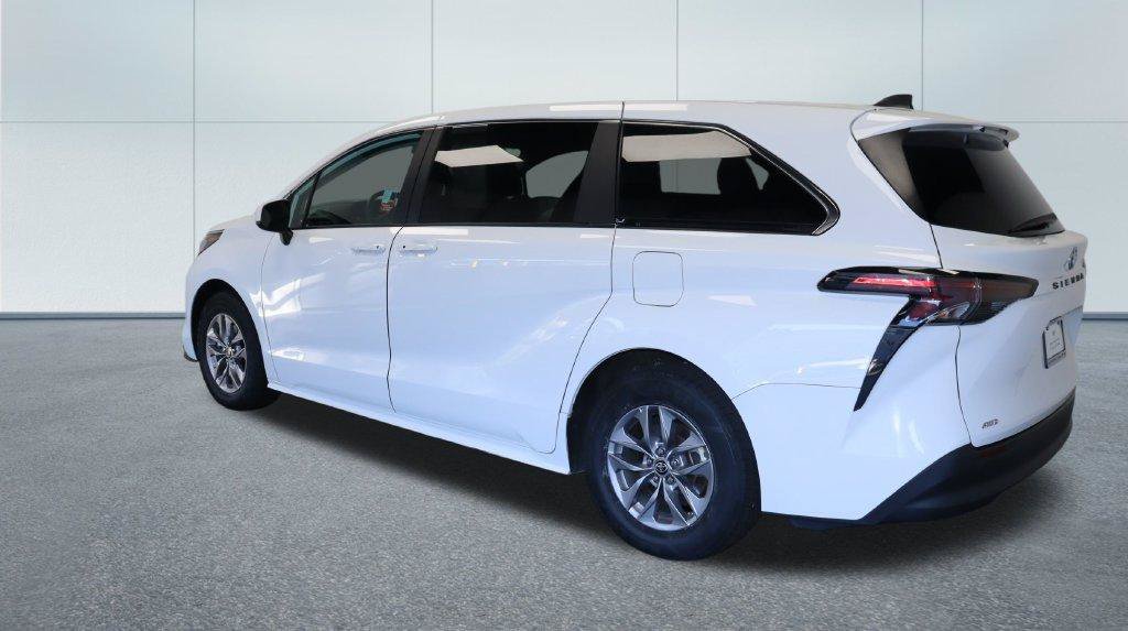 Used 2024 Toyota Sienna LE AWD/4WD image 3