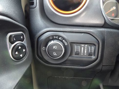Used 2020 Jeep Gladiator Mojave AWD/4WD image 25