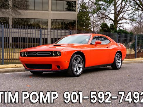 Used 2019 Dodge Challenger SXT image 1