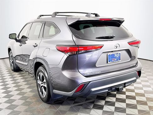 Used 2022 Toyota Highlander XLE image 6