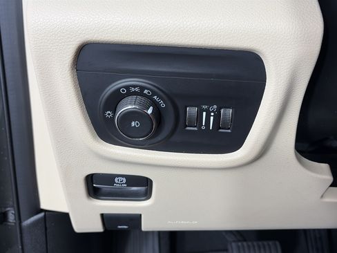Used 2022 Jeep Grand Cherokee L Limited AWD/4WD image 31
