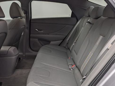 Used 2025 Hyundai Elantra SEL image 17