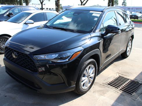 Used 2025 Toyota Corolla Cross LE FWD image 3