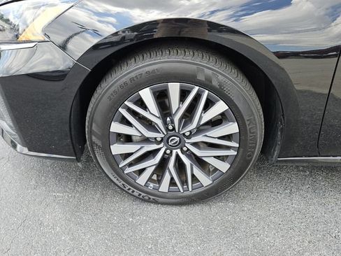 Used 2025 Nissan Altima 2.5 SV FWD image 9