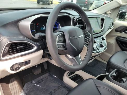 Used 2024 Chrysler Pacifica Limited FWD image 14
