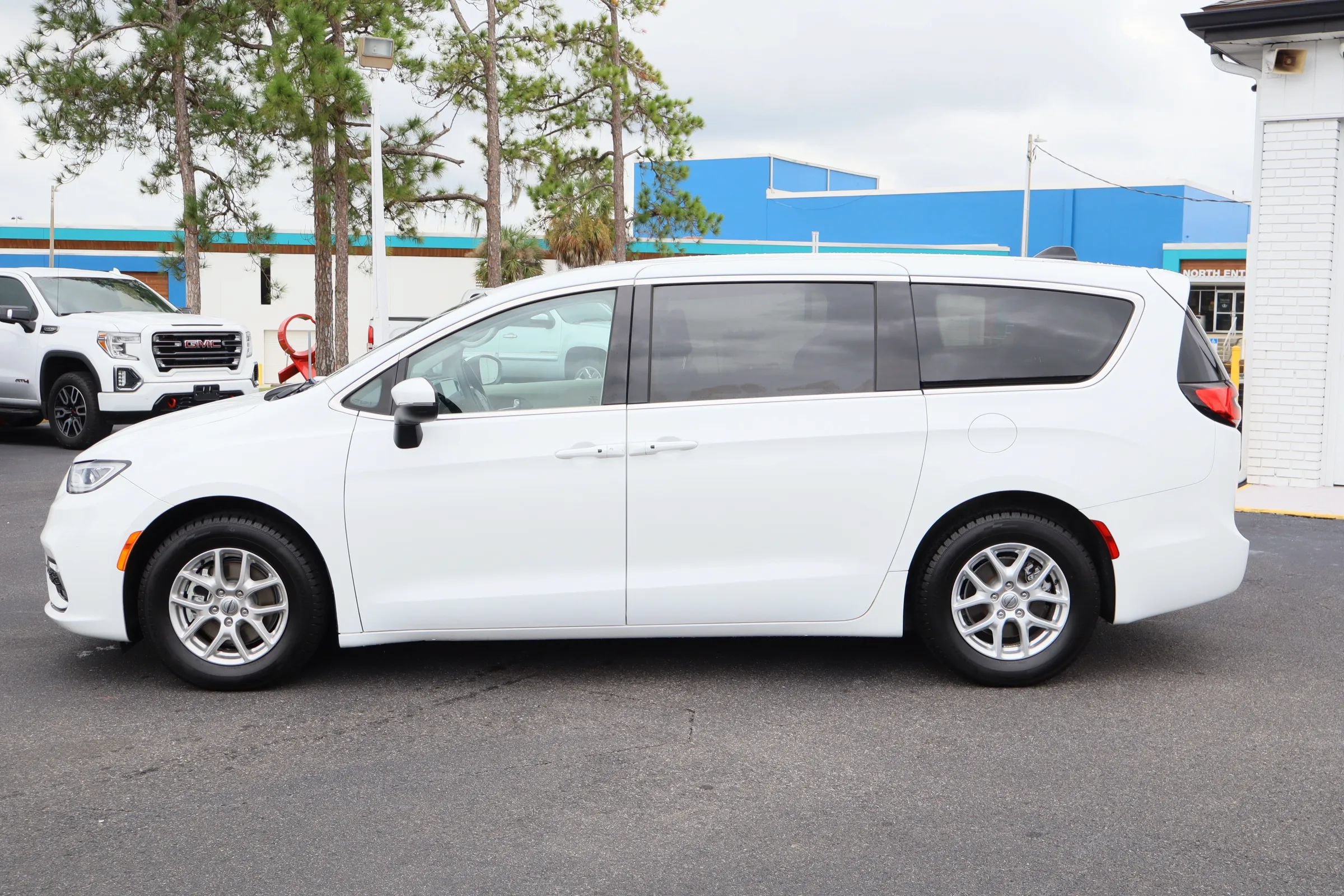 Used 2023 Chrysler Pacifica Touring-L FWD image 4