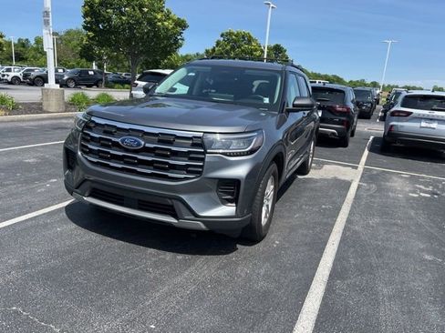 Used 2025 Ford Explorer Active AWD/4WD image 4