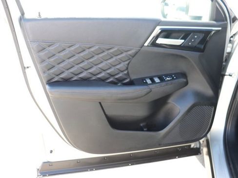 Used 2024 Mitsubishi Outlander 4WD Plug-In Hybrid image 10