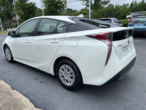 Used 2017 Toyota Prius Two w/ Carpet Mat Package FWD image 4