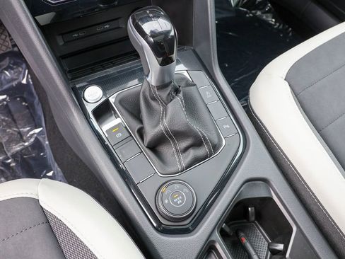 Used 2025 Volkswagen Taos SE image 25