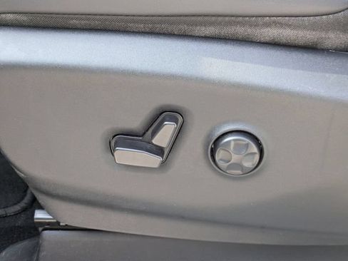 Used 2024 Chrysler Pacifica Limited FWD image 22