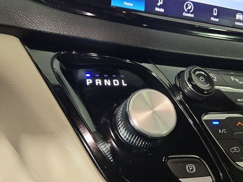 Used 2023 Chrysler Pacifica Touring-L image 22