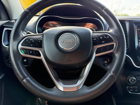 Used 2020 Jeep Cherokee Latitude Plus FWD image 18