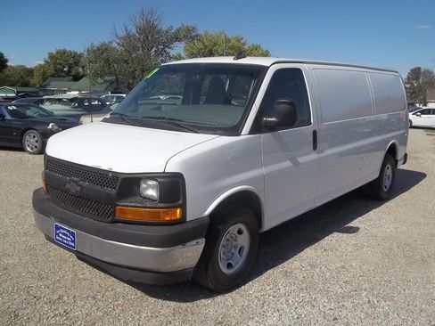 Used 2017 Chevrolet Express 2500 Extended image 3