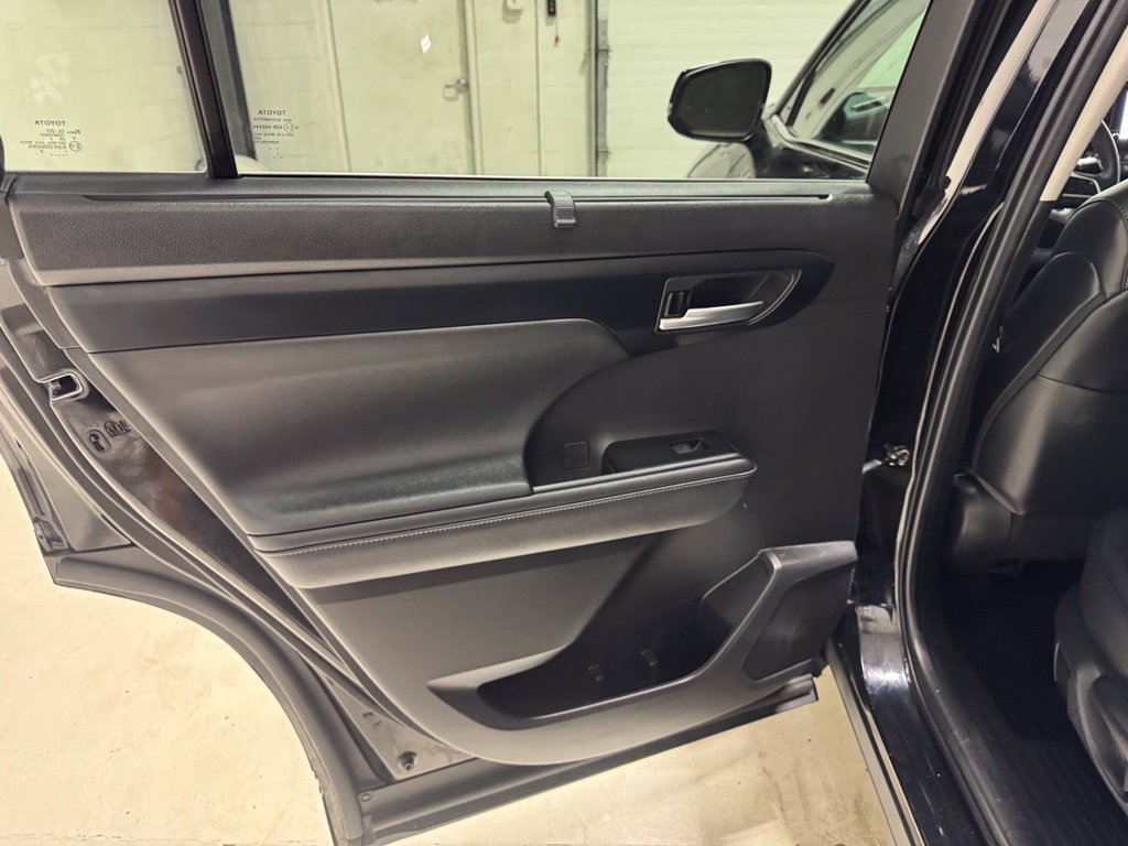 Used 2023 Toyota Highlander XLE AWD/4WD image 30