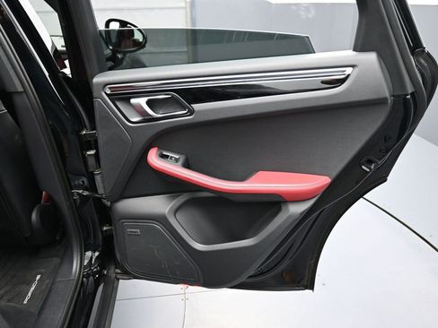 Certified 2024 Porsche Macan AWD/4WD image 25