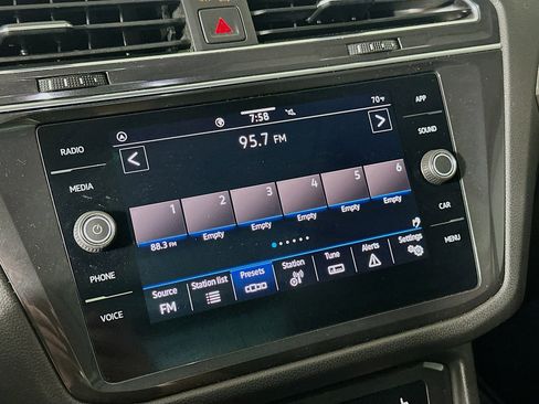 Used 2022 Volkswagen Tiguan SE w/ Panoramic Sunroof Package image 19