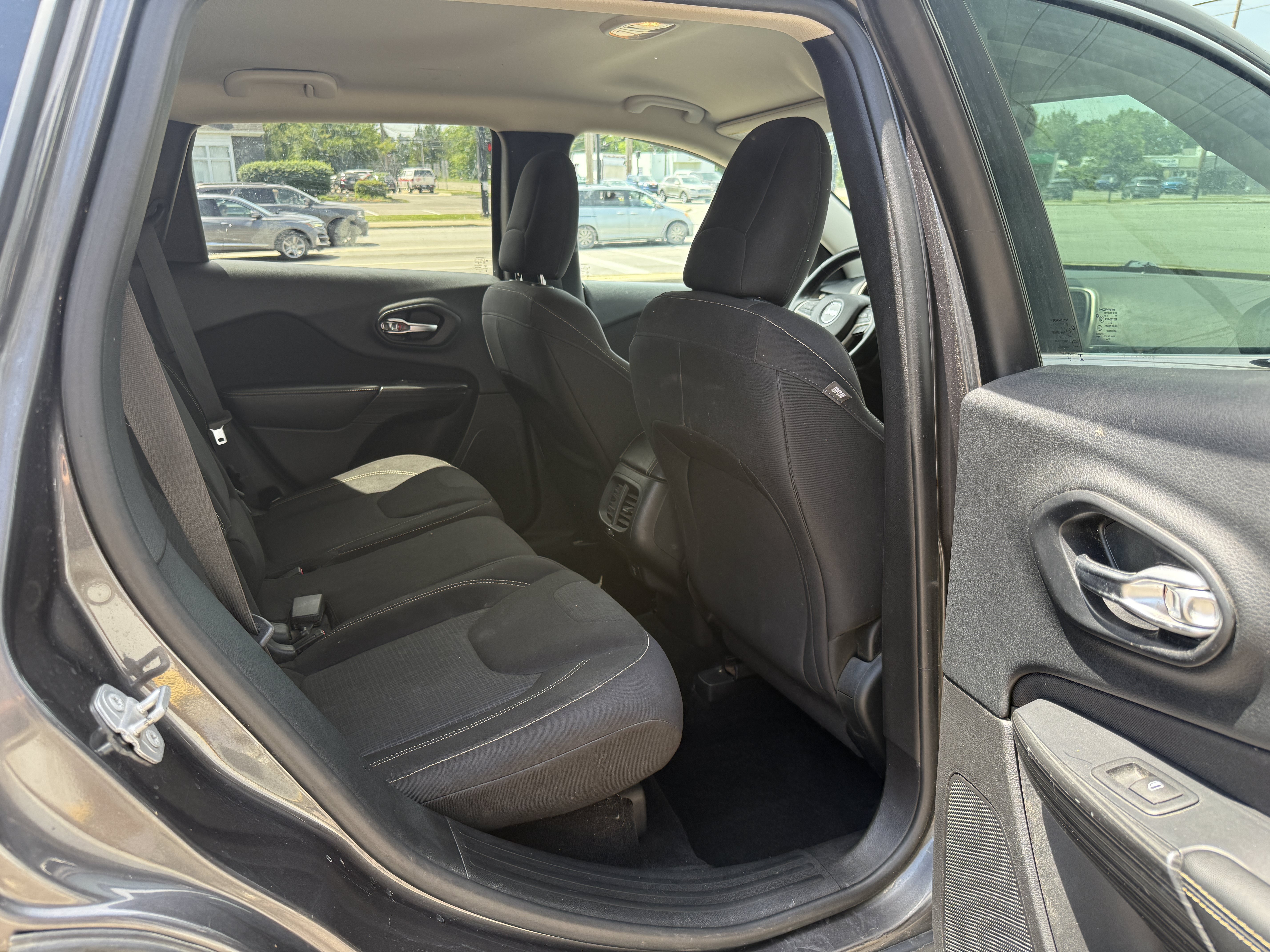 Used 2015 Jeep Cherokee Latitude w/ Cold Weather Group AWD/4WD image 18