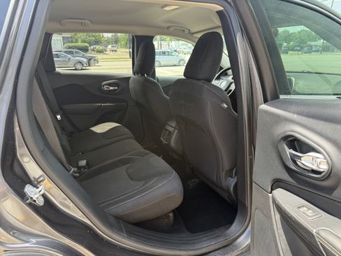 Used 2015 Jeep Cherokee Latitude w/ Cold Weather Group AWD/4WD image 18