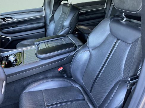 Used 2024 Jeep Wagoneer L Series II RWD image 11