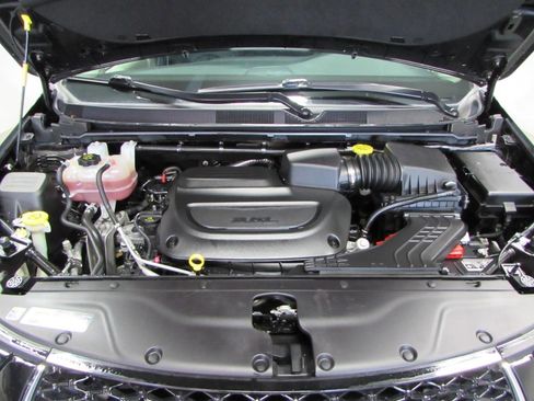Used 2024 Chrysler Pacifica Touring-L FWD image 10