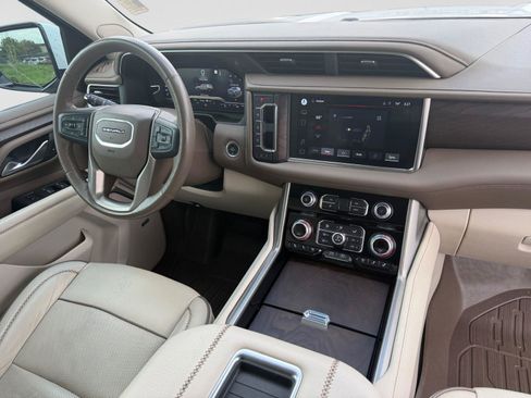 Used 2022 GMC Yukon XL Denali w/ Denali Premium Package image 14