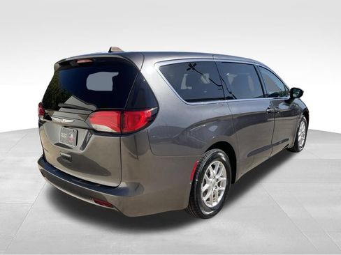Used 2022 Chrysler Voyager LX FWD image 5
