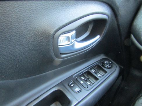 Used 2018 Jeep Renegade Altitude FWD image 33