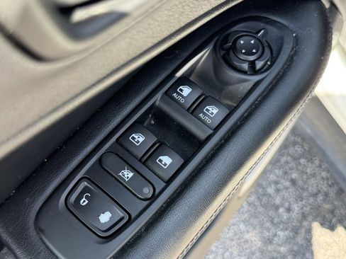 Used 2019 Jeep Compass Latitude FWD image 11