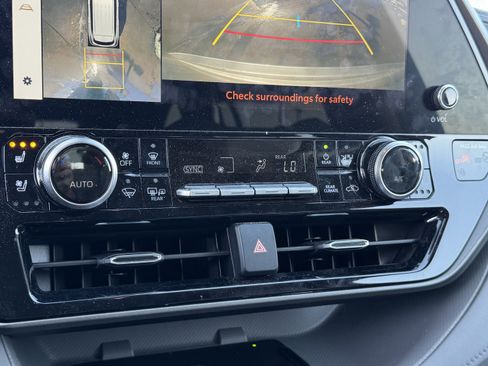 Used 2023 Toyota Highlander Limited image 9