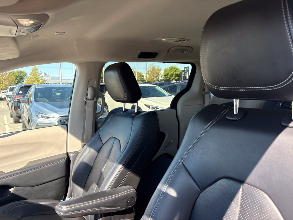 Used 2024 Chrysler Pacifica Touring-L FWD image 5