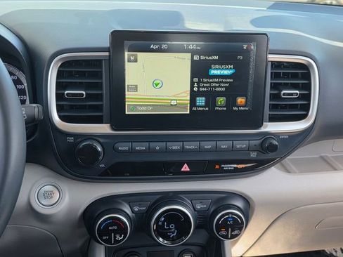 Used 2020 Hyundai Venue FWD image 9