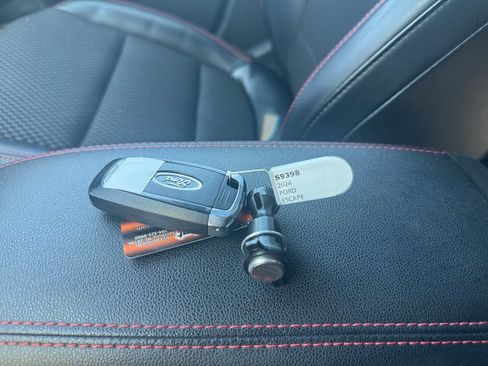 Used 2024 Ford Escape ST-Line Select w/ Tech Pack #1 AWD/4WD image 3