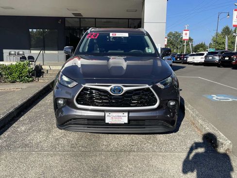 Certified 2024 Toyota Highlander XLE AWD/4WD image 2