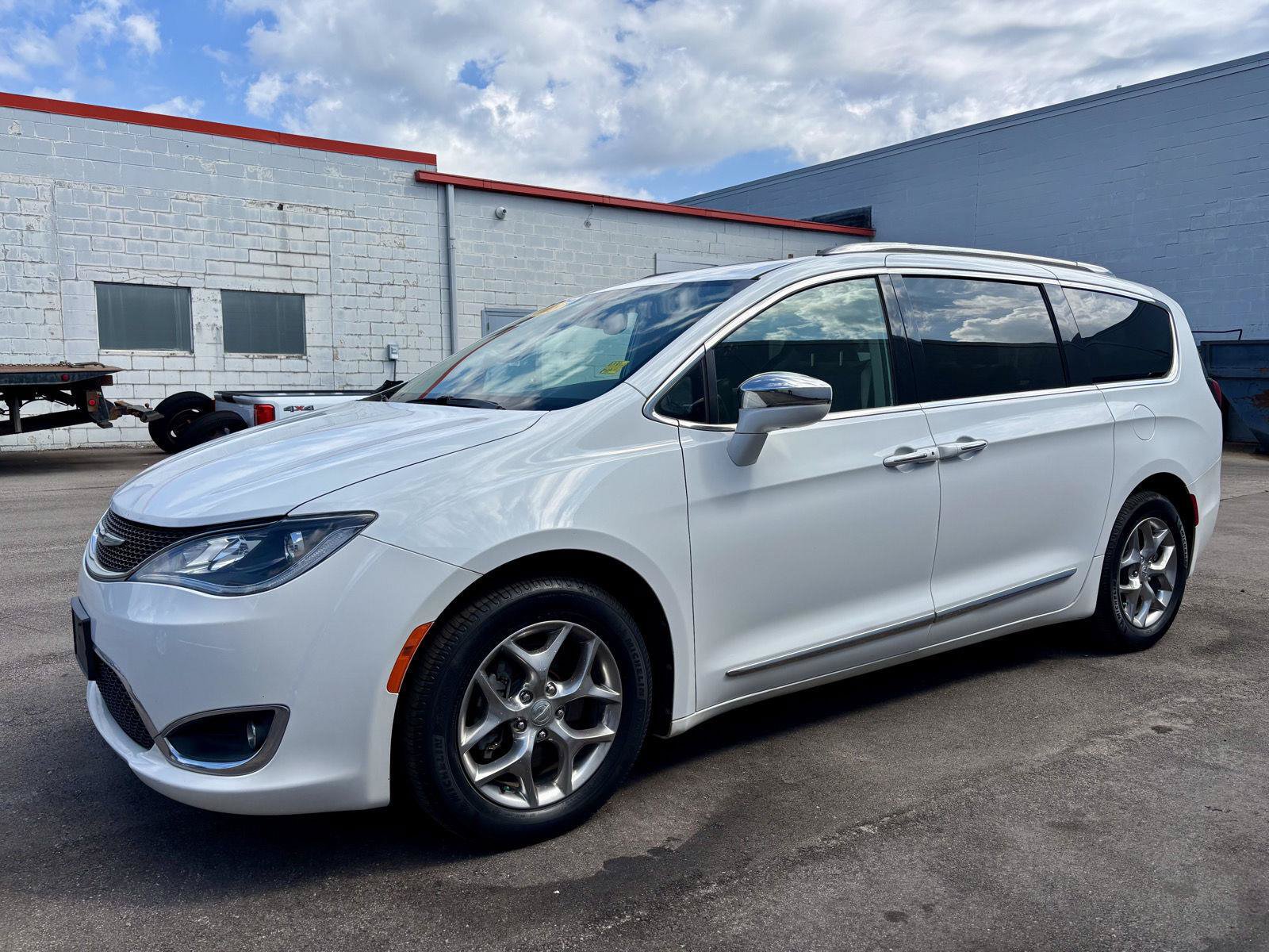 Used 2018 Chrysler Pacifica Limited FWD image 12