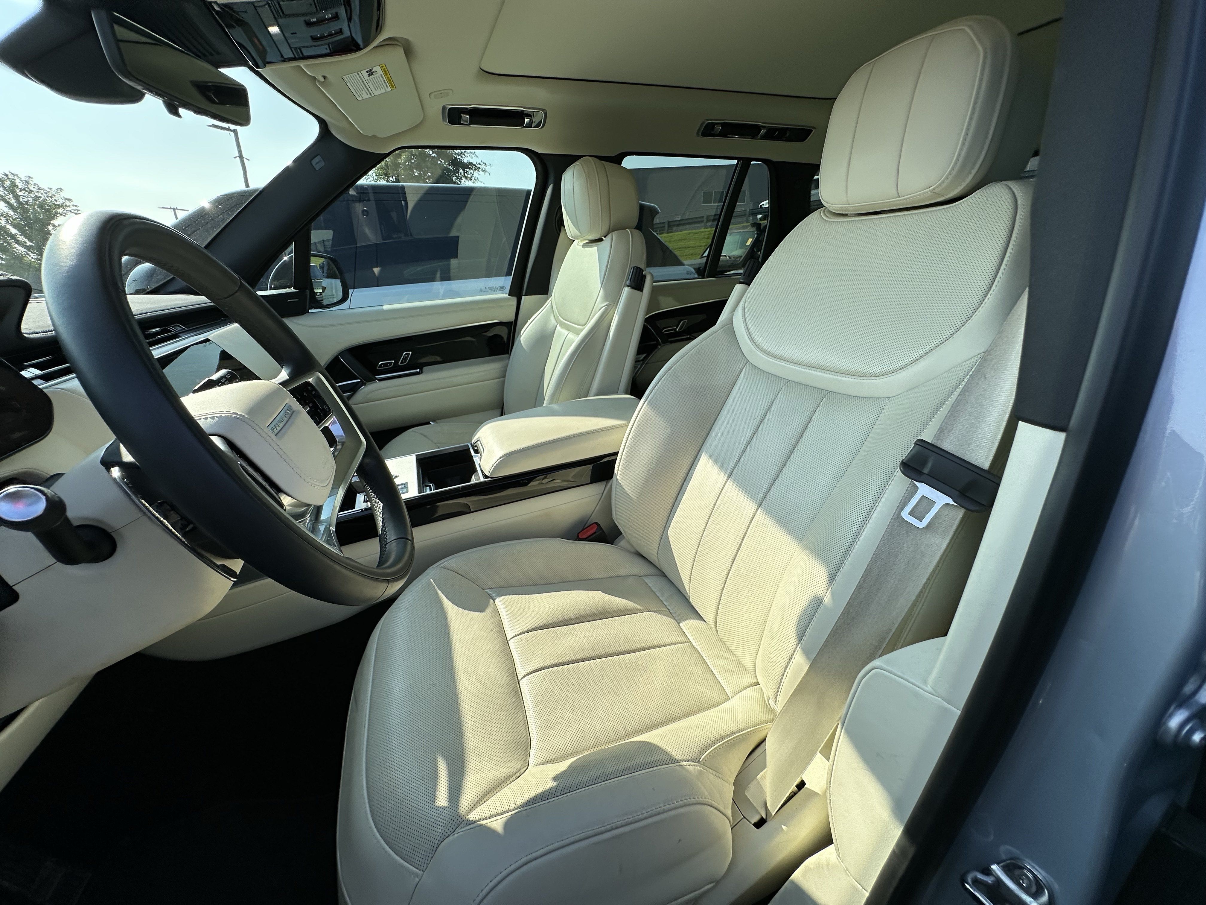 Certified 2025 Land Rover Range Rover SE AWD/4WD image 16