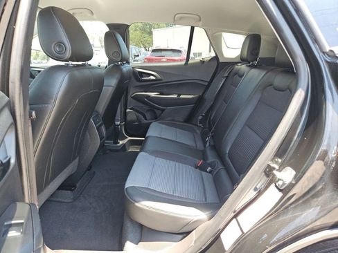 Used 2025 Chevrolet Trax LT w/ LT Convenience Package FWD image 17