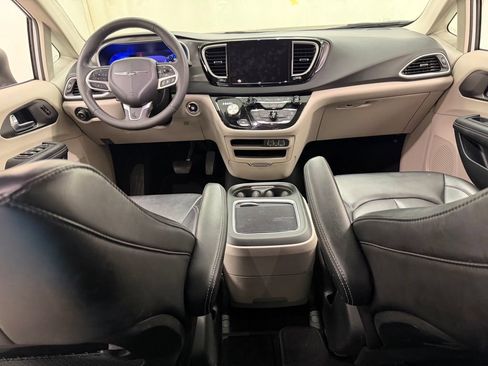 Used 2023 Chrysler Pacifica Touring-L FWD image 31